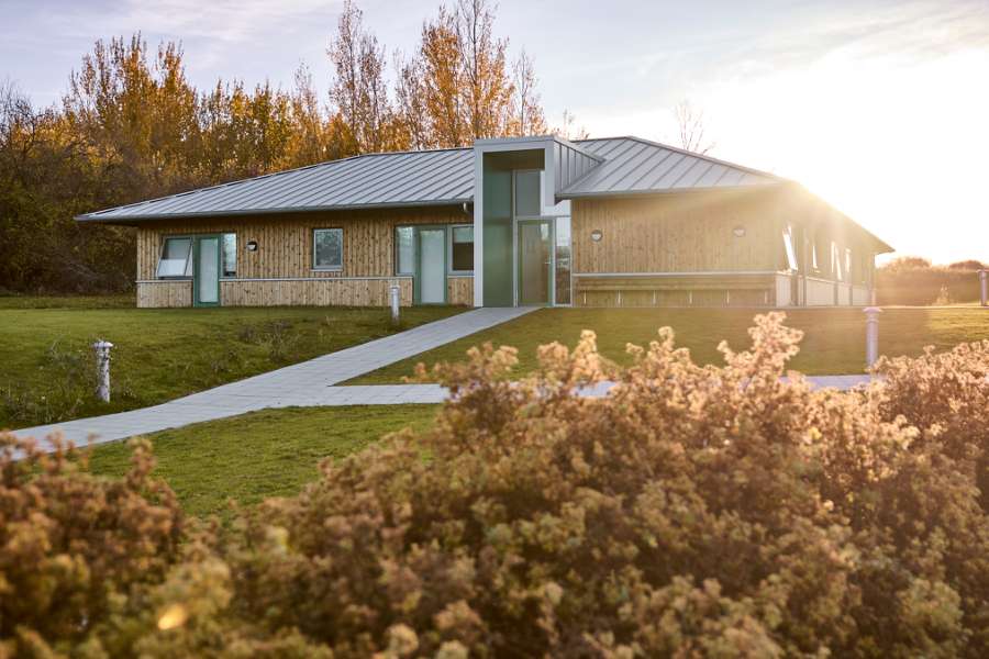 Moderne tagløsning fuldender efterskolebyggeri, Rågelund Efterskole, Rågelundvej 179, 5240 Odense NØ